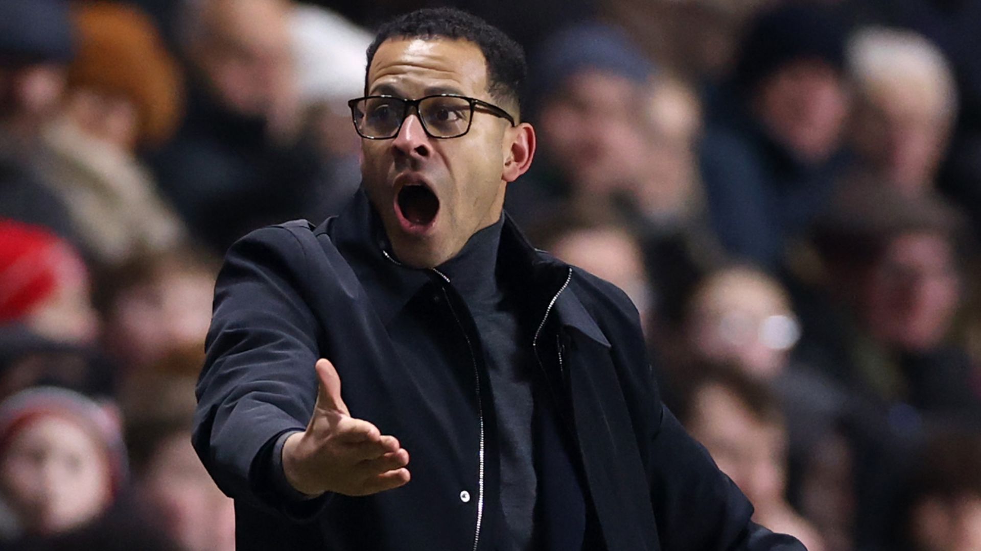 Chelsea: Fans critican a Liam Rosenior por no usar guantes y otros detalles