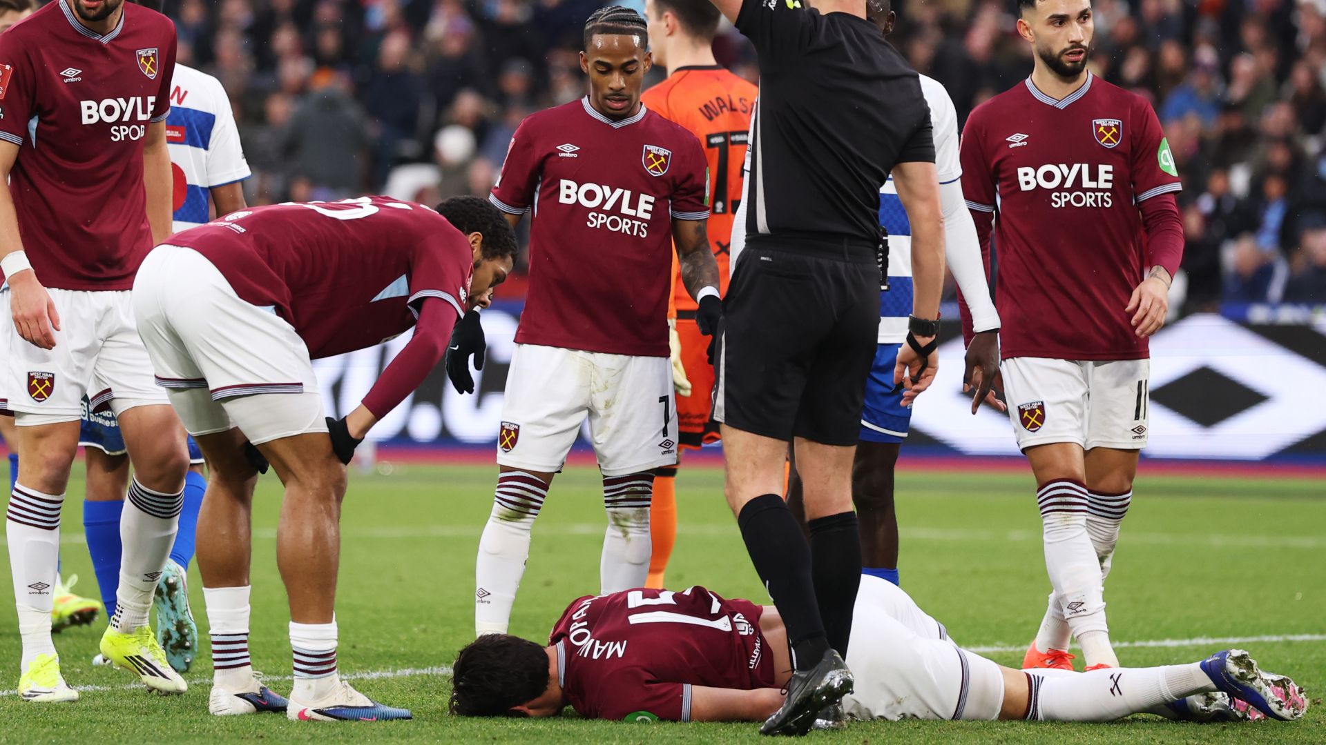 Konstantinos Mavropanos sufre lesión preocupante en partido de FA Cup