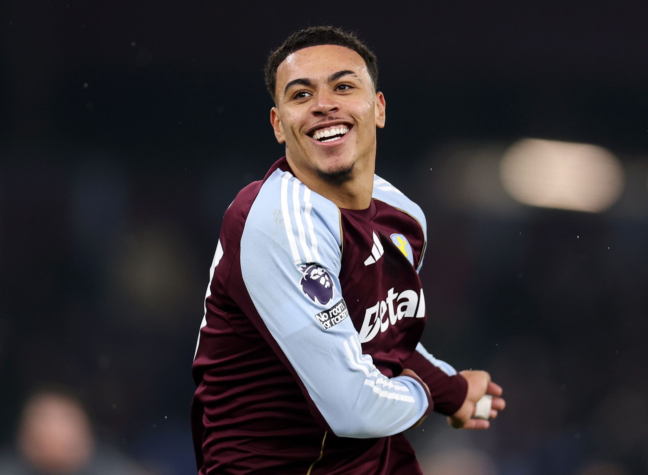 Morgan Rogers dice que no tiene el alma de un jugador del Man Utd tras rumores