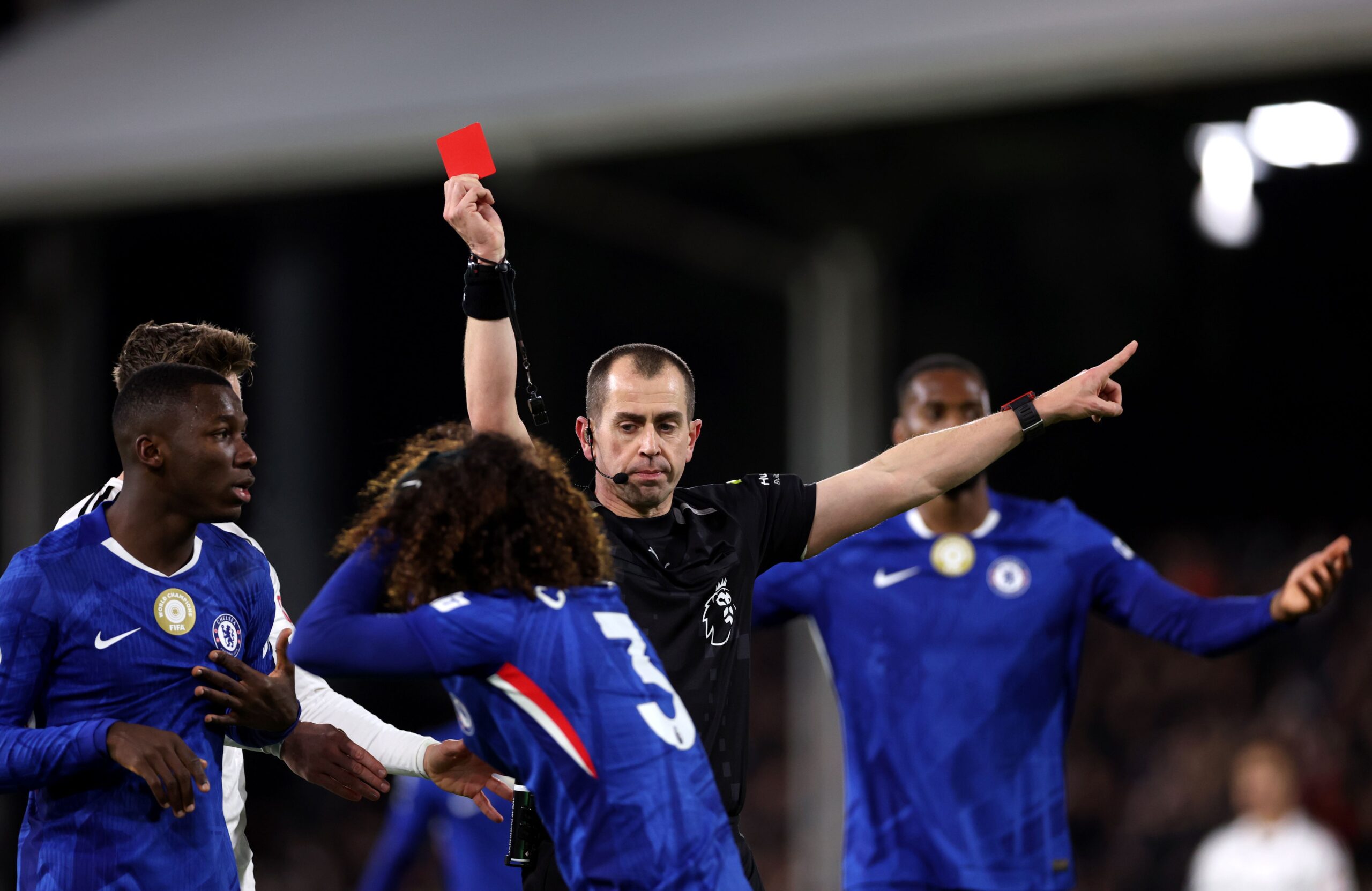 Cucurella en la mira: aficionados del Chelsea estallan tras su séptima roja