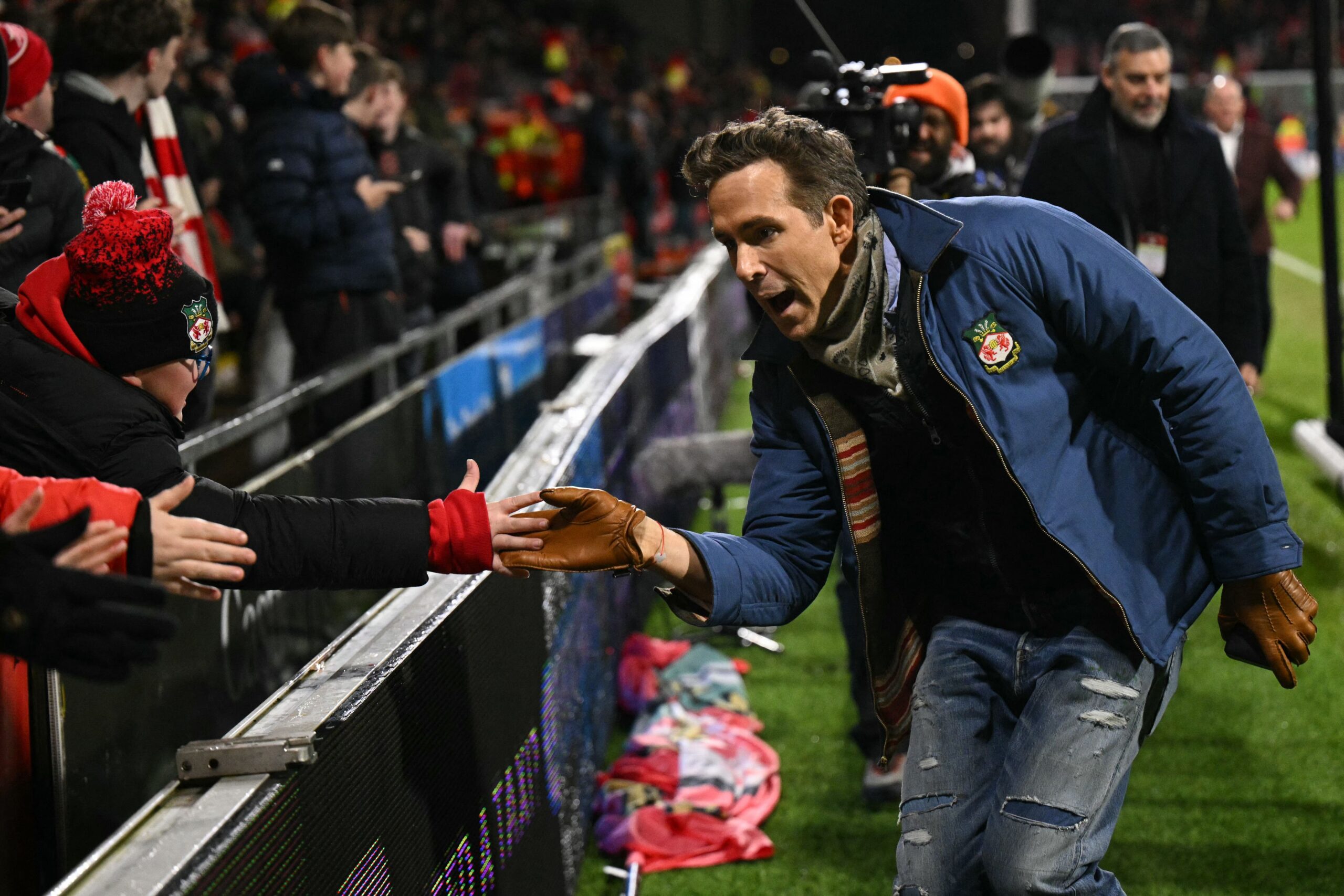 Rob Mac, dueño de Wrexham, sorprendido por jugadores tras triunfo en FA Cup