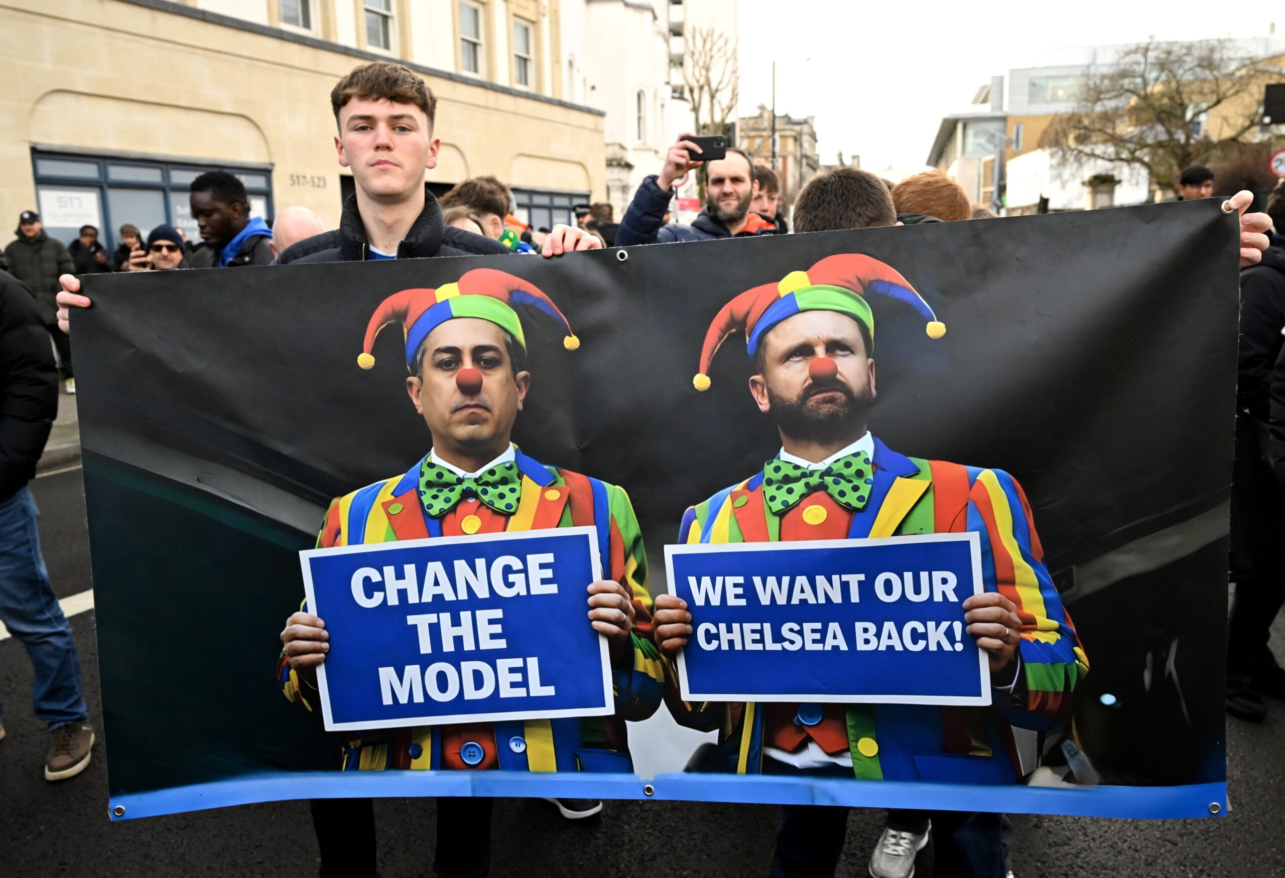 Aficionados del Chelsea protestan y corean el nombre de Enzo Maresca en Londres